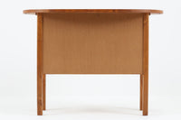 スウェーデンより買い付けたお洒落な収納キャビネットです。電話台として使用されていた様です。細かい収納が出来、使い勝手も良好です。お部屋に置くだけで雰囲気を変えてくれそうです。