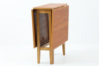 北欧より買い付けた、ゲートレッグダイニングテーブルです。希少なチーク材が天板に使用されています。ゲートレッグとは、可動式の足でテーブルの天板を支え、用途に合った大きさに替えられる、伸長式のテーブルで、ヨーロッパではスタンダードアイテムになっています。大きさは、3段階に変化し、折りたたんだ状態は壁面の棚になり、片方を上げると2人用のテーブル、両方上げると4人用のテーブルになります。使わないときはコンパクトなので、サブのテーブルとしても良いと思います。ファネットチェアで有名なEdsbyVerken社による希少な作品です。