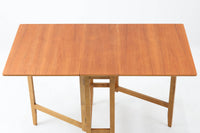 北欧より買い付けた、ゲートレッグダイニングテーブルです。希少なチーク材が天板に使用されています。ゲートレッグとは、可動式の足でテーブルの天板を支え、用途に合った大きさに替えられる、伸長式のテーブルで、ヨーロッパではスタンダードアイテムになっています。大きさは、3段階に変化し、折りたたんだ状態は壁面の棚になり、片方を上げると2人用のテーブル、両方上げると4人用のテーブルになります。使わないときはコンパクトなので、サブのテーブルとしても良いと思います。ファネットチェアで有名なEdsbyVerken社による希少な作品です。