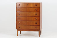 "カイ・クリスチャンセン"デザインの取っ手が特徴的なチェストです。丸みを帯びたフォルムや、脚部のデザインなどクオリティーの高い商品です。