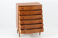 "カイ・クリスチャンセン"デザインの取っ手が特徴的なチェストです。丸みを帯びたフォルムや、脚部のデザインなどクオリティーの高い商品です。