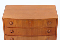 "カイ・クリスチャンセン"デザインの取っ手が特徴的なチェストです。丸みを帯びたフォルムや、脚部のデザインなどクオリティーの高い商品です。