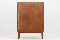 "カイ・クリスチャンセン"デザインの取っ手が特徴的なチェストです。丸みを帯びたフォルムや、脚部のデザインなどクオリティーの高い商品です。