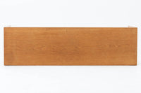 北欧より買い付けたサイドテーブルです。幅が広めの珍しいデザインです。少し小ぶりなセンターテーブルとしてもお使いいただけます。天板と脚の角はトメ加工が施されています。SeverinHansenJr.の代表的なデザインです。オーク材の希少なモデルです。