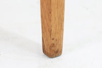 北欧より買い付けたサイドテーブルです。幅が広めの珍しいデザインです。少し小ぶりなセンターテーブルとしてもお使いいただけます。天板と脚の角はトメ加工が施されています。SeverinHansenJr.の代表的なデザインです。オーク材の希少なモデルです。