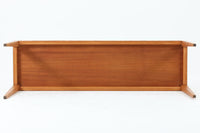 北欧より買い付けたサイドテーブルです。幅が広めの珍しいデザインです。少し小ぶりなセンターテーブルとしてもお使いいただけます。天板と脚の角はトメ加工が施されています。SeverinHansenJr.の代表的なデザインです。オーク材の希少なモデルです。