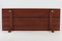 北欧より買い付けたIllumWikkelsoデザインのセンターテーブルです。シンプルなフォルムですが、無垢の集成材の繋ぎ方がユニークでチーク材ならではの木目を楽しんでいただけます。使いやすいサイズ感です。お気に入りのトリプルソファと併せてご使用ください。