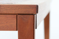 可愛らしいタイルが特徴的なセンターテーブルです。タイプトップは見た目だけでなく熱い物を直接置けますので使い勝手も良さそうです。脚と本体幕板との間の段差にそれぞれ個体差がございます。使用には問題ございませんがご了承の上ご検討ください。少しお安くしております。