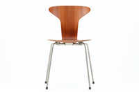 北欧より買い付けました。ArneJacobsenデザインの「モスキートチェア」です。復刻されておらず、現在はビンテージ品でのみ入手可能です。座面裏の刻印はビンテージ品ならではのメタルカバーです。