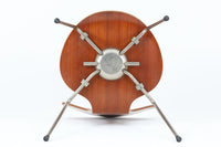 北欧より買い付けました。ArneJacobsenデザインの「モスキートチェア」です。復刻されておらず、現在はビンテージ品でのみ入手可能です。座面裏の刻印はビンテージ品ならではのメタルカバーです。