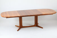 北欧より買い付けました。チーク無垢材が贅沢に使用されたダイニングテーブルです。本体には拡張板が収納されており、用途によって幅をさらに大きくすることが可能です。脚の取り外しが難しいため、取り付けた状態でお届けいたします。大型商品となりますので、搬入経路を十分にご確認くださいませ。