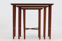 北欧より買い付けたネストテーブルです。シンプルなデザインで、天板には良質なチーク材が贅沢に使用されています。使わない時はすっきりと収納出来る、北欧のスタンダードアイテムです。