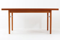 北欧より買い付けたエクステンションダイニングテーブルです。中央に拡張板が収納された珍しいモデルです。スウェーデンの伝統的な主要家具産地「Tibro」で作成されておりクオリティーの高い商品です。幅は160cmと大型なため広々とご使用いただけます。本体は良質なチーク材が使用されています。