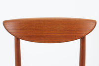 KurtOstervigによるチェアです。座面の位置が少し前、側幕板は後脚の少し下側へととりつけられており、座面が浮いた様なすっきりとした印象を受けます。良質なチーク材が使用されており、重厚な背板は座り心地も良く、現地デンマークでも見かける事が少ない希少な逸品です。