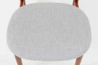 KurtOstervigによるチェアです。座面の位置が少し前、側幕板は後脚の少し下側へととりつけられており、座面が浮いた様なすっきりとした印象を受けます。良質なチーク材が使用されており、重厚な背板は座り心地も良く、現地デンマークでも見かける事が少ない希少な逸品です。