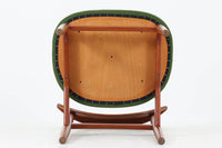 KurtOstervigによるチェアです。座面の位置が少し前、側幕板は後脚の少し下側へととりつけられており、座面が浮いた様なすっきりとした印象を受けます。良質なチーク材が使用されており、重厚な背板は座り心地も良く、現地デンマークでも見かける事が少ない希少な逸品です。