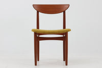 KurtOstervigによるチェアです。座面の位置が少し前、側幕板は後脚の少し下側へととりつけられており、座面が浮いた様なすっきりとした印象を受けます。良質なチーク材が使用されており、重厚な背板は座り心地も良く、現地デンマークでも見かける事が少ない希少な逸品です。