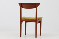 KurtOstervigによるチェアです。座面の位置が少し前、側幕板は後脚の少し下側へととりつけられており、座面が浮いた様なすっきりとした印象を受けます。良質なチーク材が使用されており、重厚な背板は座り心地も良く、現地デンマークでも見かける事が少ない希少な逸品です。