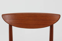 KurtOstervigによるチェアです。座面の位置が少し前、側幕板は後脚の少し下側へととりつけられており、座面が浮いた様なすっきりとした印象を受けます。良質なチーク材が使用されており、重厚な背板は座り心地も良く、現地デンマークでも見かける事が少ない希少な逸品です。