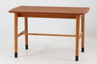 デンマークより買い付けました。チーク材とビーチ材の組み合わせが素敵なセンターテーブルです。小ぶりで使い勝手も良さそうです。室内で靴文化のある国で汚れ防止のため脚先は黒く着色されています。