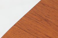 デンマークより買い付けたトレイテーブルです。天板は取り外してトレイとしてお使いいただけます。チーク材とビーチ材の組み合わせも素敵です。