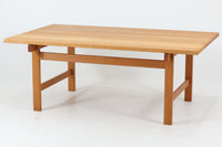 北欧より買い付けました。ウェグナーらしい脚の構造で、元々はAndreasTuck社で販売されていた物がPPmobler社にて販売されたのでは無いかと思われます。天板には綺麗に繋げられたオーク無垢の集成材が使用されており、少々の輪染みが出来ても削れば綺麗な木肌が出てきます。堅牢な造りで永くご使用いただけると思います。