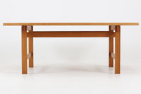 北欧より買い付けました。ウェグナーらしい脚の構造で、元々はAndreasTuck社で販売されていた物がPPmobler社にて販売されたのでは無いかと思われます。天板には綺麗に繋げられたオーク無垢の集成材が使用されており、少々の輪染みが出来ても削れば綺麗な木肌が出てきます。堅牢な造りで永くご使用いただけると思います。