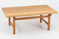 北欧より買い付けました。ウェグナーらしい脚の構造で、元々はAndreasTuck社で販売されていた物がPPmobler社にて販売されたのでは無いかと思われます。天板には綺麗に繋げられたオーク無垢の集成材が使用されており、少々の輪染みが出来ても削れば綺麗な木肌が出てきます。堅牢な造りで永くご使用いただけると思います。