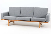 ウェグナーデザインのソファで、人気のGE2363人掛けソファです。後ろから見た姿がとても綺麗なので、あえて壁につけず、背面を見せる配置もお勧めです。クッション内部にスプリングが内包されており座り心地も良好です。GETAmA社の刻印もございます。