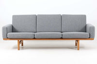 ウェグナーデザインのソファで、人気のGE2363人掛けソファです。後ろから見た姿がとても綺麗なので、あえて壁につけず、背面を見せる配置もお勧めです。クッション内部にスプリングが内包されており座り心地も良好です。GETAmA社の刻印もございます。