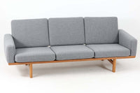 ウェグナーデザインのソファで、人気のGE2363人掛けソファです。後ろから見た姿がとても綺麗なので、あえて壁につけず、背面を見せる配置もお勧めです。クッション内部にスプリングが内包されており座り心地も良好です。GETAmA社の刻印もございます。