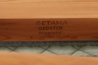 ウェグナーデザインのソファで、人気のGE2363人掛けソファです。後ろから見た姿がとても綺麗なので、あえて壁につけず、背面を見せる配置もお勧めです。クッション内部にスプリングが内包されており座り心地も良好です。GETAmA社の刻印もございます。