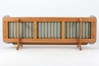 ウェグナーデザインのソファで、人気のGE2363人掛けソファです。後ろから見た姿がとても綺麗なので、あえて壁につけず、背面を見せる配置もお勧めです。クッション内部にスプリングが内包されており座り心地も良好です。GETAmA社の刻印もございます。