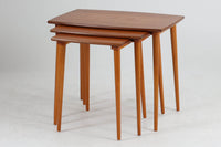 北欧より買い付けたネストテーブルです。シンプルなデザインで、天板には良質なチーク材が贅沢に使用されています。使わない時はすっきりと収納出来る、北欧のスタンダードアイテムです。チーク材とビーチ材の組み合わせが素敵です。