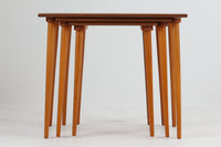 北欧より買い付けたネストテーブルです。シンプルなデザインで、天板には良質なチーク材が贅沢に使用されています。使わない時はすっきりと収納出来る、北欧のスタンダードアイテムです。チーク材とビーチ材の組み合わせが素敵です。