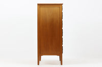 北欧より買い付けた6段チェストです。チーク材とビーチ材の組み合わせが美しく、引き出しの前板が本体より前に出ている珍しい形状です。縁は黒色に着色されておりデザインポイントになっています。内部も木製でビンテージ品ならではの雰囲気です。