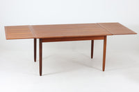 北欧より買い付けたエクステンションダイニングテーブルです。本体と拡張板の縁の重なり方が見事なデザインです。片方だけ拡張板を広げて使用可能です。