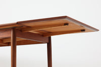 北欧より買い付けたエクステンションダイニングテーブルです。本体と拡張板の縁の重なり方が見事なデザインです。片方だけ拡張板を広げて使用可能です。