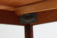 北欧より買い付けたエクステンションダイニングテーブルです。本体と拡張板の縁の重なり方が見事なデザインです。片方だけ拡張板を広げて使用可能です。