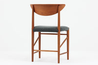 「Peter Hvidt & Orla molgaard」によってデザインされたチェアは、その背もたれの曲線と独特の貫の数が特徴的です。当時の希少なチーク材が使用され、フレームはデンマークの名工である"Soborg社"の熟練した職人によって手作りされました。背もたれの縁は椅子を引きやすくする工夫が施され、貫の数は強度を兼ね備えています。少し大きめでゆったりとした安楽性の高い座り心地が特徴で、デスクチェアとしてだけでなく、リビングに置いても素敵な雰囲気を醸し出します。