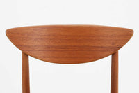 「Peter Hvidt & Orla molgaard」によってデザインされたチェアは、その背もたれの曲線と独特の貫の数が特徴的です。当時の希少なチーク材が使用され、フレームはデンマークの名工である"Soborg社"の熟練した職人によって手作りされました。背もたれの縁は椅子を引きやすくする工夫が施され、貫の数は強度を兼ね備えています。少し大きめでゆったりとした安楽性の高い座り心地が特徴で、デスクチェアとしてだけでなく、リビングに置いても素敵な雰囲気を醸し出します。