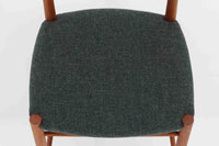 「Peter Hvidt & Orla molgaard」によってデザインされたチェアは、その背もたれの曲線と独特の貫の数が特徴的です。当時の希少なチーク材が使用され、フレームはデンマークの名工である"Soborg社"の熟練した職人によって手作りされました。背もたれの縁は椅子を引きやすくする工夫が施され、貫の数は強度を兼ね備えています。少し大きめでゆったりとした安楽性の高い座り心地が特徴で、デスクチェアとしてだけでなく、リビングに置いても素敵な雰囲気を醸し出します。