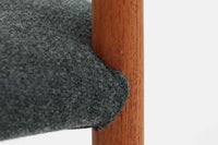 「Peter Hvidt & Orla molgaard」によってデザインされたチェアは、その背もたれの曲線と独特の貫の数が特徴的です。当時の希少なチーク材が使用され、フレームはデンマークの名工である"Soborg社"の熟練した職人によって手作りされました。背もたれの縁は椅子を引きやすくする工夫が施され、貫の数は強度を兼ね備えています。少し大きめでゆったりとした安楽性の高い座り心地が特徴で、デスクチェアとしてだけでなく、リビングに置いても素敵な雰囲気を醸し出します。