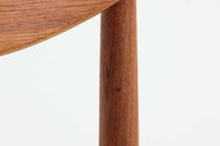 「Peter Hvidt & Orla molgaard」によってデザインされたチェアは、その背もたれの曲線と独特の貫の数が特徴的です。当時の希少なチーク材が使用され、フレームはデンマークの名工である"Soborg社"の熟練した職人によって手作りされました。背もたれの縁は椅子を引きやすくする工夫が施され、貫の数は強度を兼ね備えています。少し大きめでゆったりとした安楽性の高い座り心地が特徴で、デスクチェアとしてだけでなく、リビングに置いても素敵な雰囲気を醸し出します。