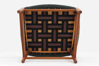 「Peter Hvidt & Orla molgaard」によってデザインされたチェアは、その背もたれの曲線と独特の貫の数が特徴的です。当時の希少なチーク材が使用され、フレームはデンマークの名工である"Soborg社"の熟練した職人によって手作りされました。背もたれの縁は椅子を引きやすくする工夫が施され、貫の数は強度を兼ね備えています。少し大きめでゆったりとした安楽性の高い座り心地が特徴で、デスクチェアとしてだけでなく、リビングに置いても素敵な雰囲気を醸し出します。