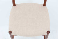 背もたれの曲面、削りだされたアーム、貫の数が特徴的な"PeterHvidt&Orlamolgaard"によってデザインされたチェアです。当時の希少なチーク材が使用されたフレームは、手作りでデンマークの名工"Soborg社"熟練の職人によって作成されています。背もたれの縁は椅子を引きやすい様に、貫の数は強度面も併せ持っています。少し大きめでゆったりとした安楽性の高い座り心地です。デスクチェアとしてはもちろんリビングに置いても素敵だと思います。