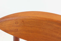 背もたれの曲面、削りだされたアーム、貫の数が特徴的な"PeterHvidt&Orlamolgaard"によってデザインされたチェアです。当時の希少なチーク材が使用されたフレームは、手作りでデンマークの名工"Soborg社"熟練の職人によって作成されています。背もたれの縁は椅子を引きやすい様に、貫の数は強度面も併せ持っています。少し大きめでゆったりとした安楽性の高い座り心地です。デスクチェアとしてはもちろんリビングに置いても素敵だと思います。