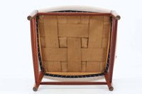 背もたれの曲面、削りだされたアーム、貫の数が特徴的な"PeterHvidt&Orlamolgaard"によってデザインされたチェアです。当時の希少なチーク材が使用されたフレームは、手作りでデンマークの名工"Soborg社"熟練の職人によって作成されています。背もたれの縁は椅子を引きやすい様に、貫の数は強度面も併せ持っています。少し大きめでゆったりとした安楽性の高い座り心地です。デスクチェアとしてはもちろんリビングに置いても素敵だと思います。