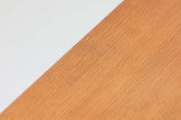 北欧から直接買い付けた、オーク材のバタフライダイニングテーブルです。シンプルで洗練されたデザインが特徴で、機能的かつ多目的に使用できる3段階仕様です。現地で長く使われてきた証として、輪染みや塗装ムラなどの使用感や前オーナーによってウレタン塗装が施されています。天板の突板が薄いため、塗装剥離や木部のサンディングはできませんが、ビンテージ感を愛する方にお勧めの状態です。機能面には問題がないので、今後も活躍が期待できそうです。