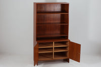 北欧より買い付けたHansJ.Wegnerデザインのブックシェルフです。彼のキャビネット類を数多く手がけたRYmobler社製の本棚です。シンプルなデザインながらも要所要所にウェグナーらしいデザインが施してあり、実用性にも優れている逸品です。本体がチーク材(足摺りのみオーク材)の希少なモデルです。